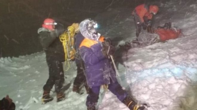 Застрявших на горе Эльбрус российских альпинистов бросил гид (ВИДЕО)