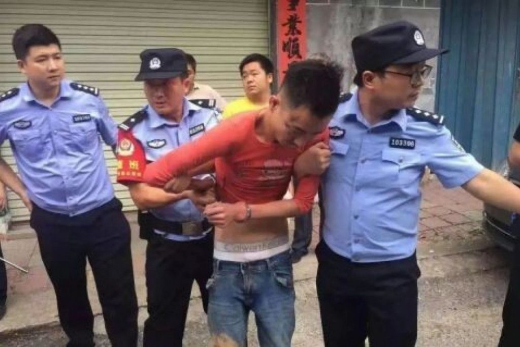 В Китае преступник попытался вывезти труп на такси (ФОТО)