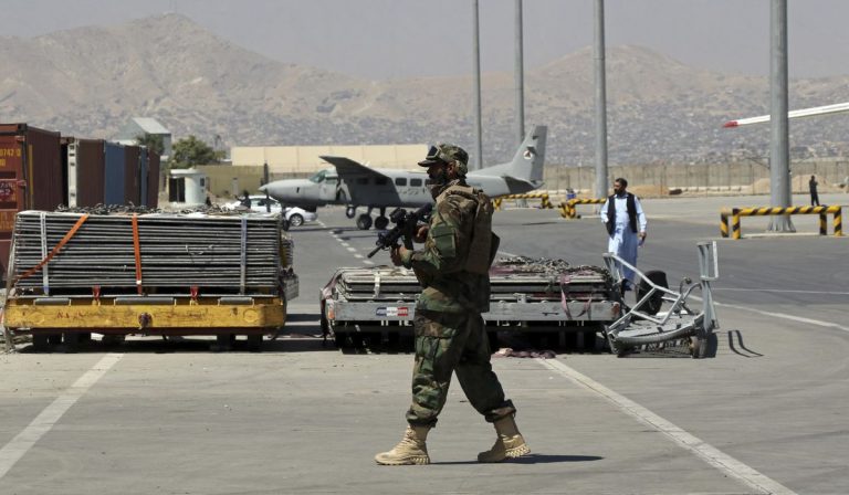 Впервые после прихода талибов из Кабула вылетел коммерческий рейс