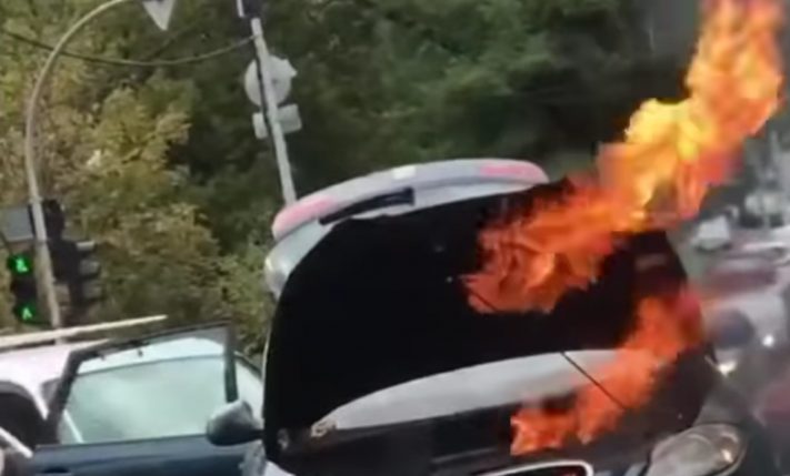 В Киеве на ходу загорелся автомобиль (ФОТО, ВИДЕО)