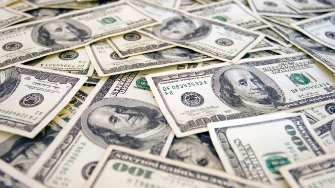 Дефицит валюты вырос: НБУ увеличил продажу долларов из резервов почти в 2 раза