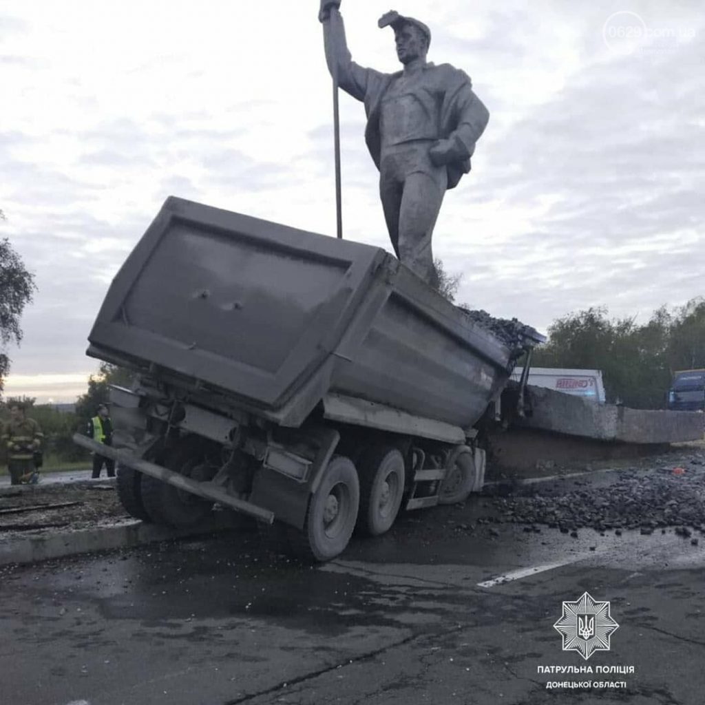 В Донецкой области грузовик врезался в памятник (ФОТО)