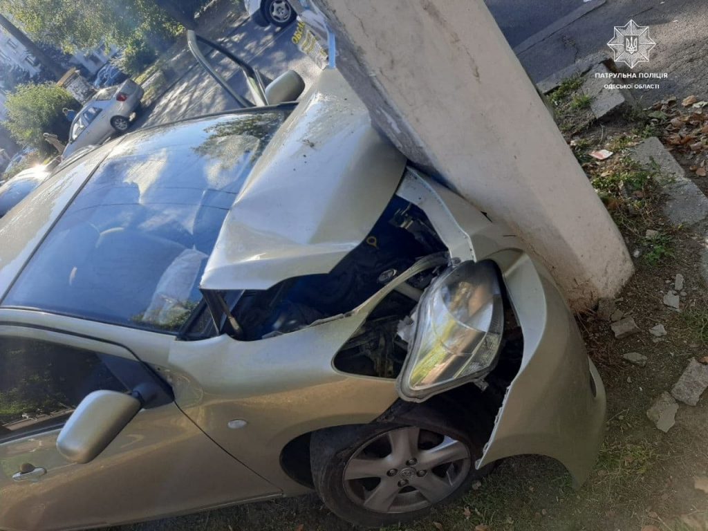 В Одессе Toyota с пьяным водителем врезалась в столб (ФОТО)