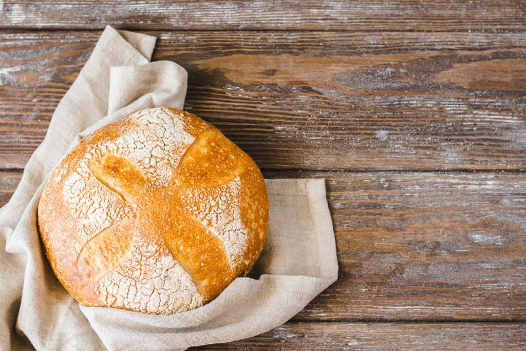 От хлеба не полнеют, но горячий есть нельзя: мнение диетологов