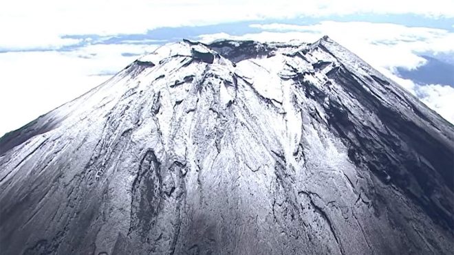 Священная гора в Японии покрылась снегом на месяц раньше нормы (ВИДЕО)