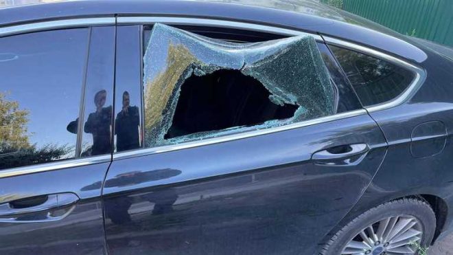 На Киевщине разбили автомобиль известного правозащитника