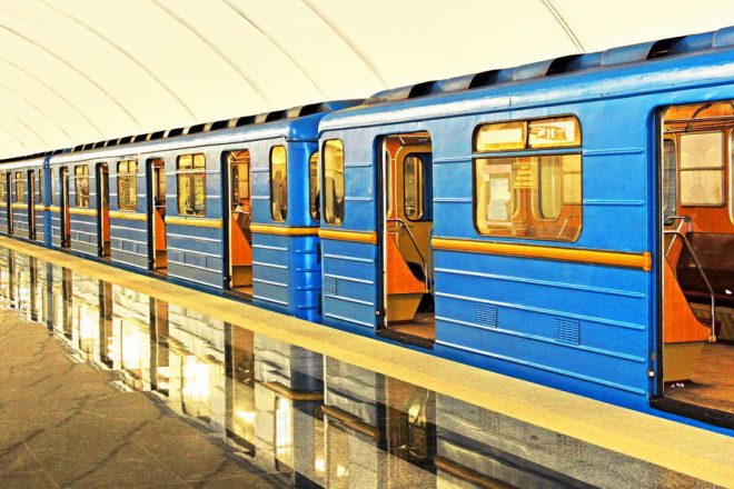 В вагоне столичного метро парень зажигательно сыграл на ведрах из-под краски (ВИДЕО)