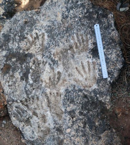На Тибете нашли отпечатки детских рук, которым более 200 тысяч лет (ФОТО)