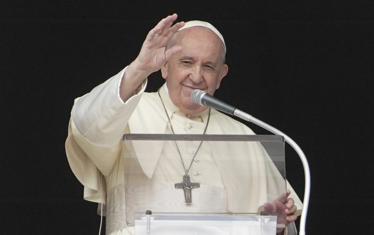 Папа Римский написал прошение об отставке в случае ухудшения состояния здоровья