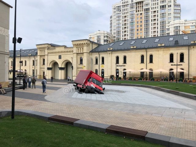 В Киеве на Арсенальной грузовик разворотил фонтан, который открыли вчера вечером (ФОТО)
