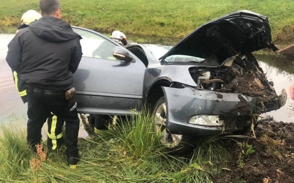 Под Черниговом автомобиль упал в канал: погиб мужчина (ФОТО)