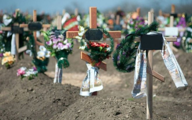 Пьяный житель Львовской области раскопал могилу на кладбище