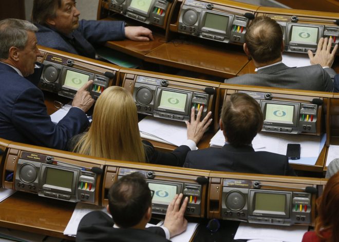 Рада прекратила полномочия трех нардепов по их заявлениям: теперь в парламенте осталось рекордно низкое число депутатов