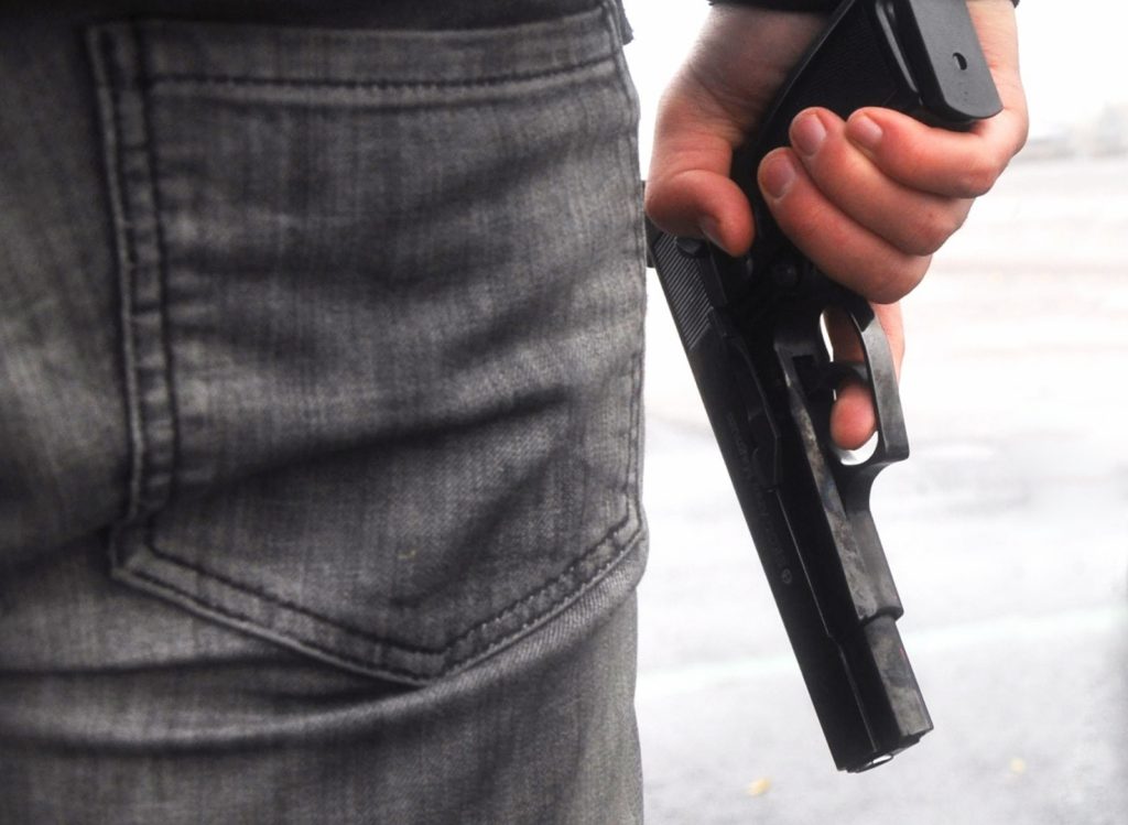 В Одессе несовершеннолетний угрожал прохожим пистолетом (ФОТО)