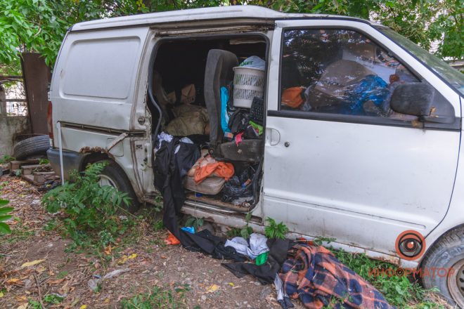 В Днепре в захламленном микроавтобусе нашли труп бездомного (ВИДЕО)