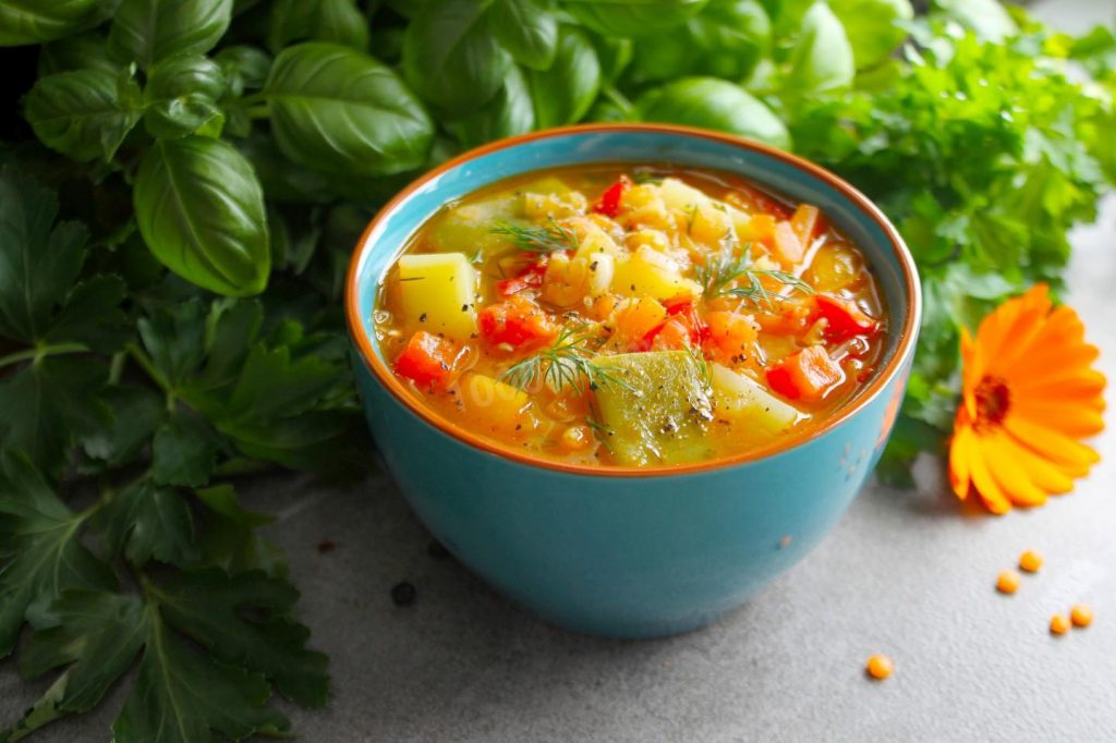 Бульон, чечевица, рыба: диетологи назвали лучшие компоненты для супа