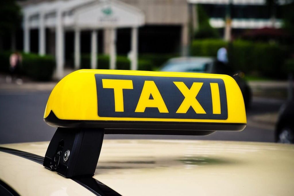 В Днепре таксисты оригинально наказали любителя бесплатной езды (ВИДЕО)