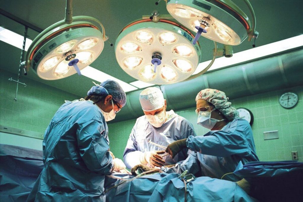 Во время отключения света черкасские хирурги спасли двух пациентов