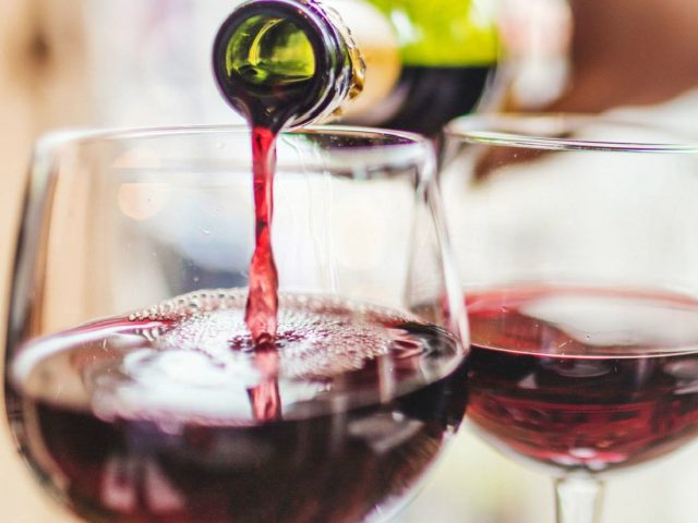 100 миллиграммов сухого вина в сутки сохранит молодость &#8211; врачи