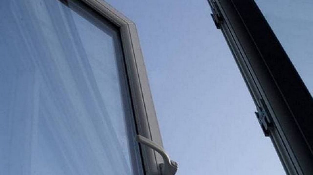 В Мариуполе женщина разбилась насмерть, выпав из окна 8 этажа