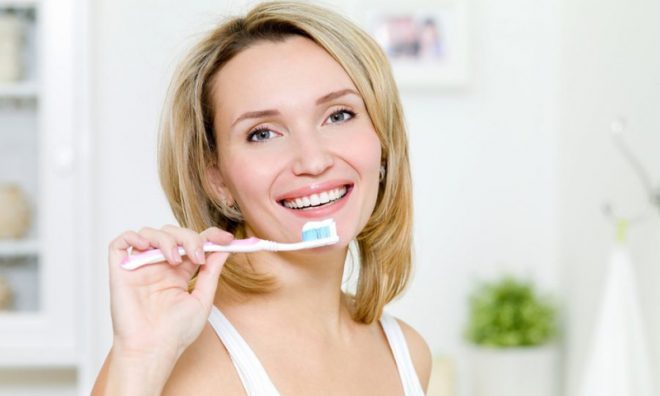 Нужно ли мочить щетку или пасту перед чисткой зубов: ответ экспертов