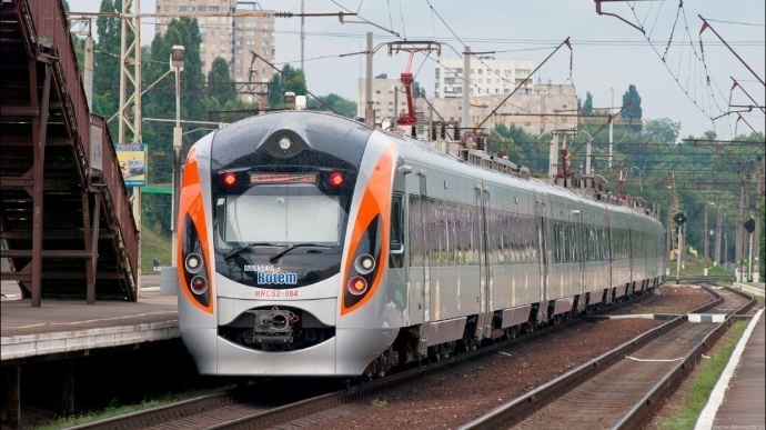 В поезде Укрзализныци ребенку стало плохо: спасали стюард вместе с пассажирами