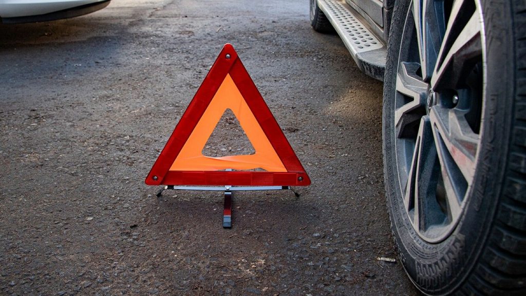 В Харьковской области автомобиль вылетел с дороги: водителя не нашли (ВИДЕО)