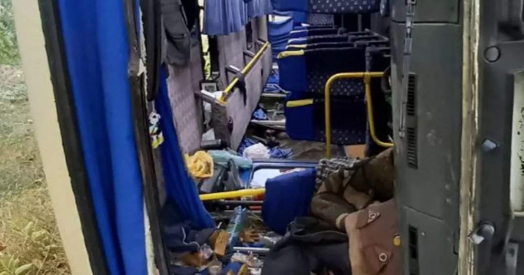 В Днепропетровской области перевернулся рейсовый автобус с пассажирами: есть пострадавшие (ФОТО)