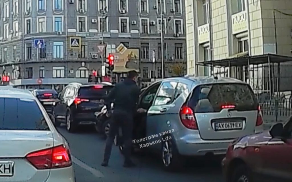 В Харькове водитель прямо на дороге устроил разборки (ВИДЕО)