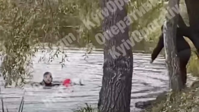 В Киеве случайный прохожий бросился в озеро и спас ребенка (ВИДЕО) 
