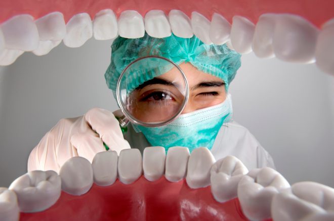 Британка не попала к стоматологу и сама вырвала себе 11 зубов