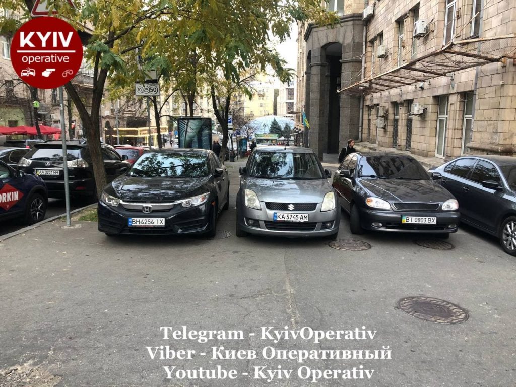 Киевляне показали наглую парковку у здания госоргана (ФОТО)
