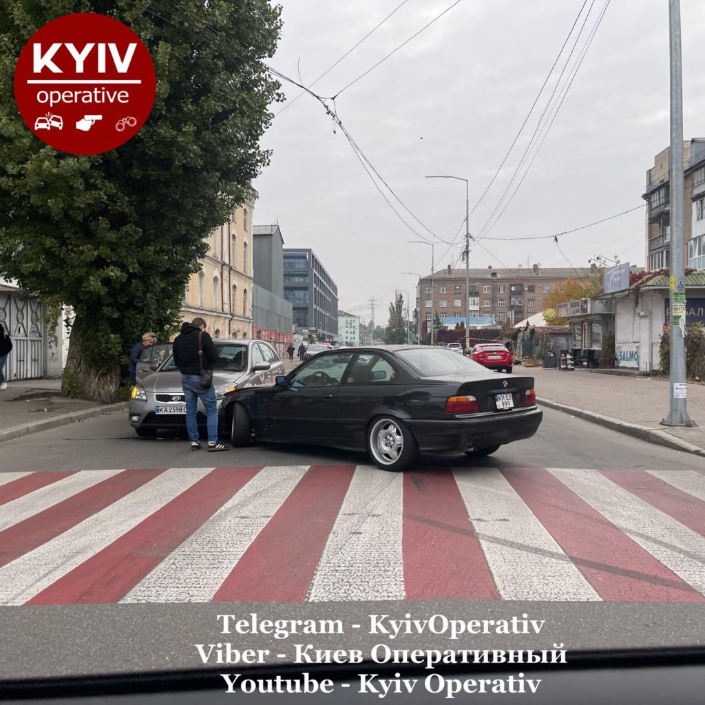 На Подоле в Киеве «дрифтер» на BMW врезался в машину автошколы (ФОТО)