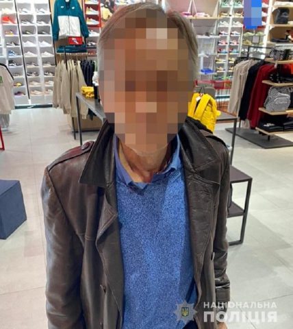 На столичной Оболони посетитель гипермаркета украл из кассы 700 гривен (ФОТО)