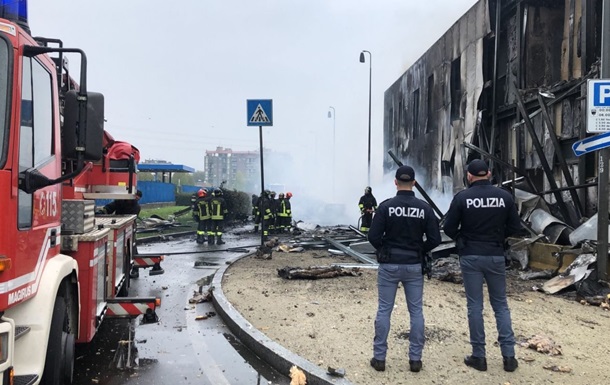 В Италии самолет рухнул в здание (ВИДЕО)