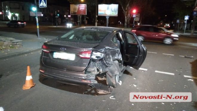 Пьяное ДТП в Николаеве: Lexus протаранил два авто (ФОТО)