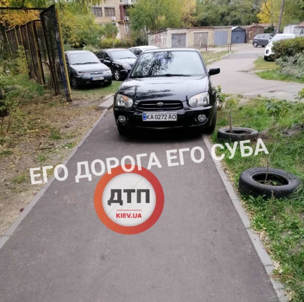 В Киеве наглый «герой парковки» перекрыл пешеходную дорожку (ФОТО)