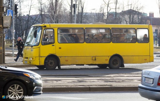 В Киеве маршрутчик грубо нарушил ПДД (ВИДЕО)