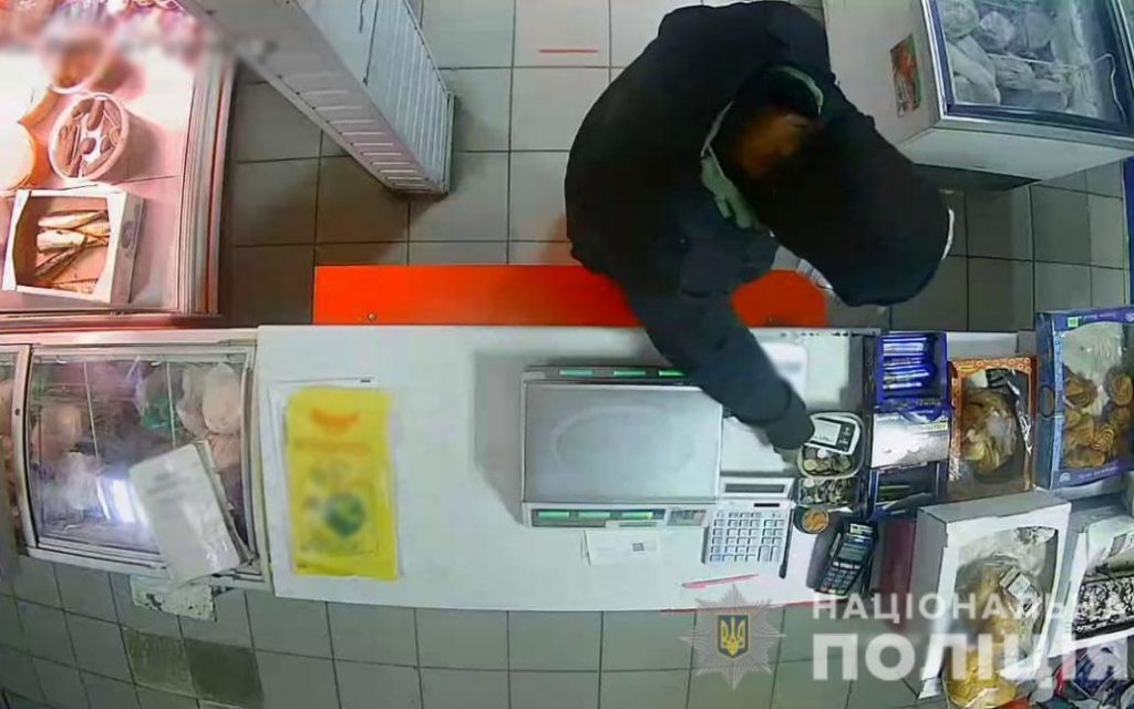 В Донецкой области мужчина «обчистил» кассу магазина на 4 тысячи гривен (ФОТО)