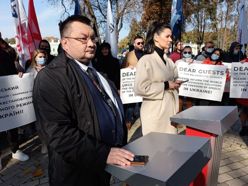 Журналисты украинских СМИ, незаконно закрытых Зеленским, провели масштабную акцию с целью привлечь внимание гостей саммита Украина &#8212; ЕС к нарушению свободы слова в Украине