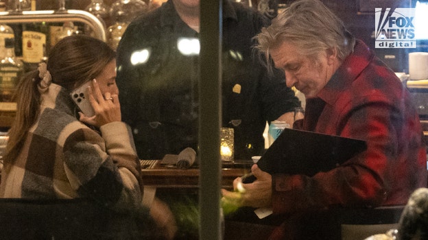После трагедии на съемках, Алек Болдуин с супругой пошли в бар (ФОТО, ВИДЕО)