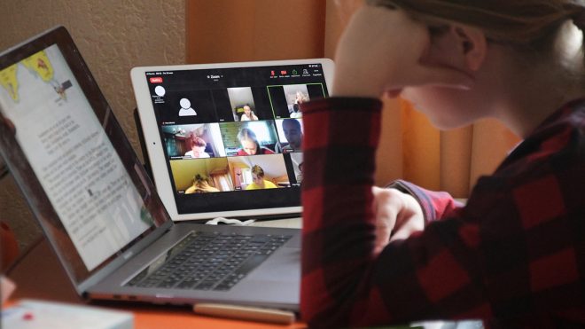 В МОН уточнили, сколько времени школьникам надо проводить на онлайн-уроке