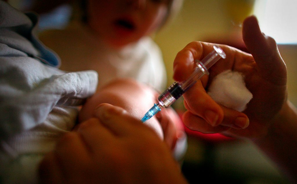 Без разрешения родителей нельзя вакцинировать подростков – врач