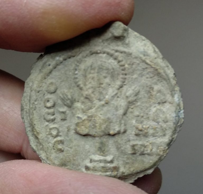 На территории «Софии Киевской» нашли артефакт возвратом 900 лет (ФОТО)