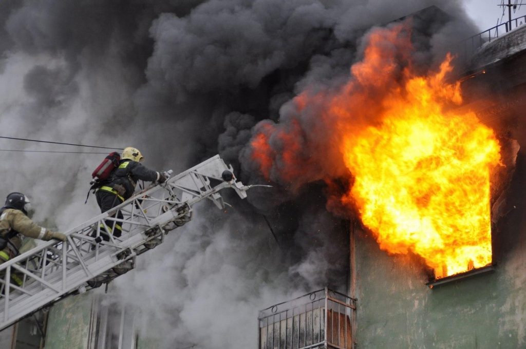 В Харькове пожарные вытащили пенсионерку из огня