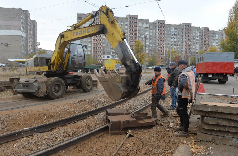 На Героев Днепра в Киеве идет ремонт путей 16 трамвая