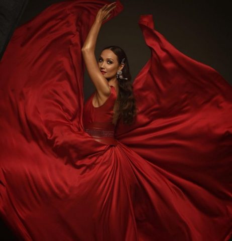 «Красотища»: Евгения Власова надела ярко-красное платье (ФОТО)