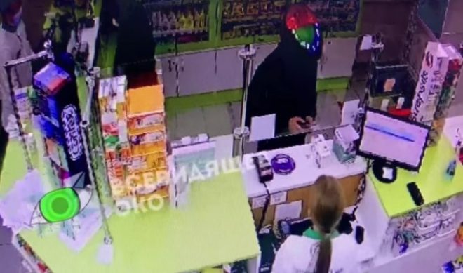 Буйный курьер-иностранец разбил стекло аптеке в Киеве (ВИДЕО)