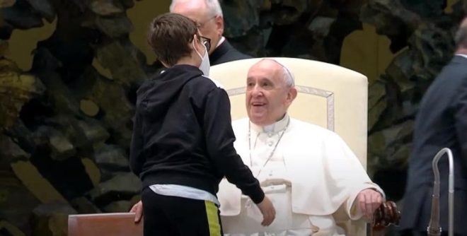 Мальчик прервал аудиенцию папы Римского, чтобы выпросить у него шапку (ФОТО, ВИДЕО)