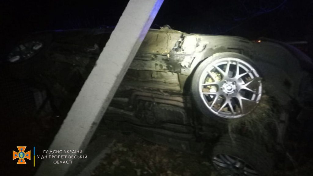 На Днепропетровщине BMW врезался в столб: погибла 17-летняя девушка (ФОТО)